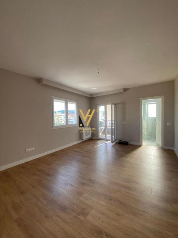 JEPET ZYRE 130 M2 ME QERA NE BLLOK 2.000 EURO