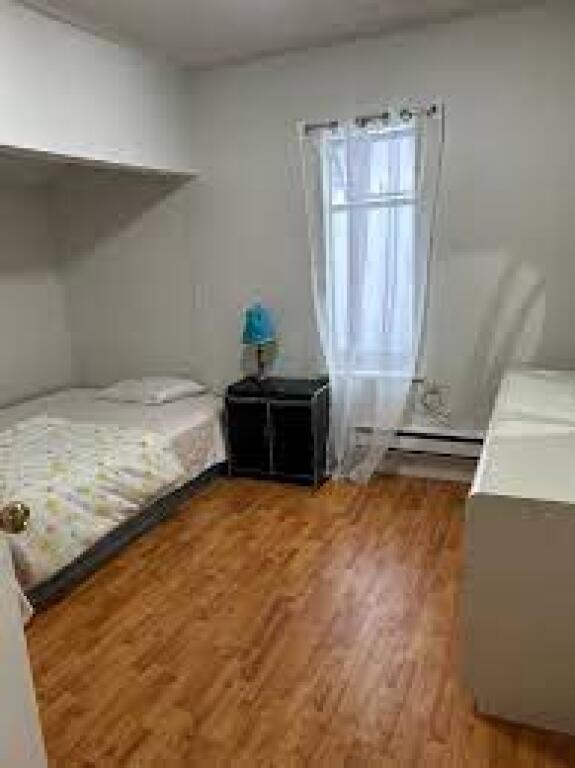 Apartament 1+1 duplex me qera tek Komuna e Parisit (ID B2101177) Tirane
