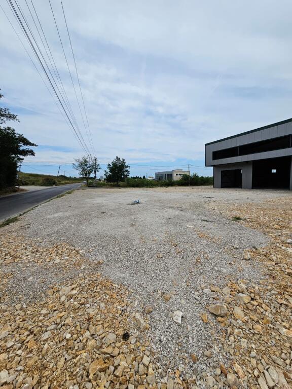 🏢 Capannone + Ufficio in Affitto – 5000 m² di Terreno sulla Strada Plepa–Ndroq
