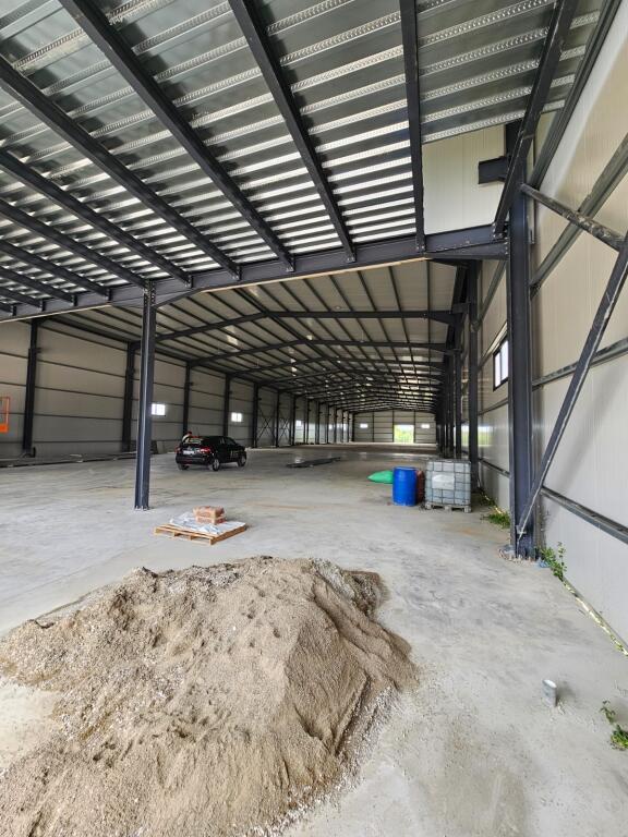 🏢 Capannone + Ufficio in Affitto – 5000 m² di Terreno sulla Strada Plepa–Ndroq