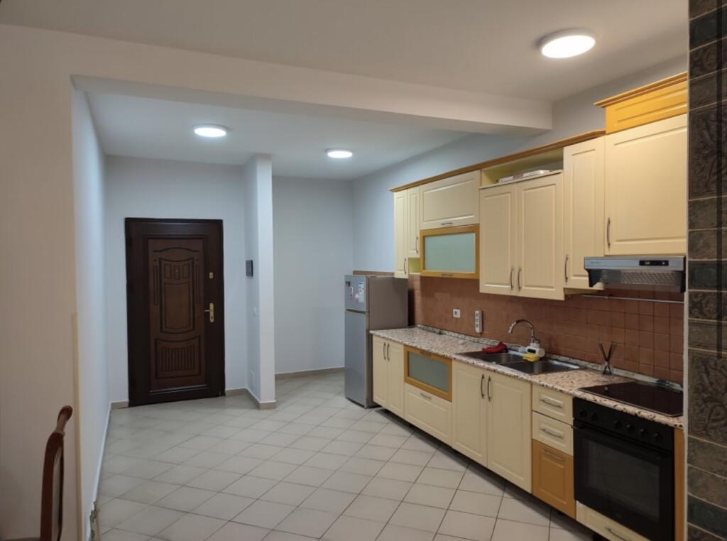 Jepet apartament 1+1 tek Xhamia e Tabakeve