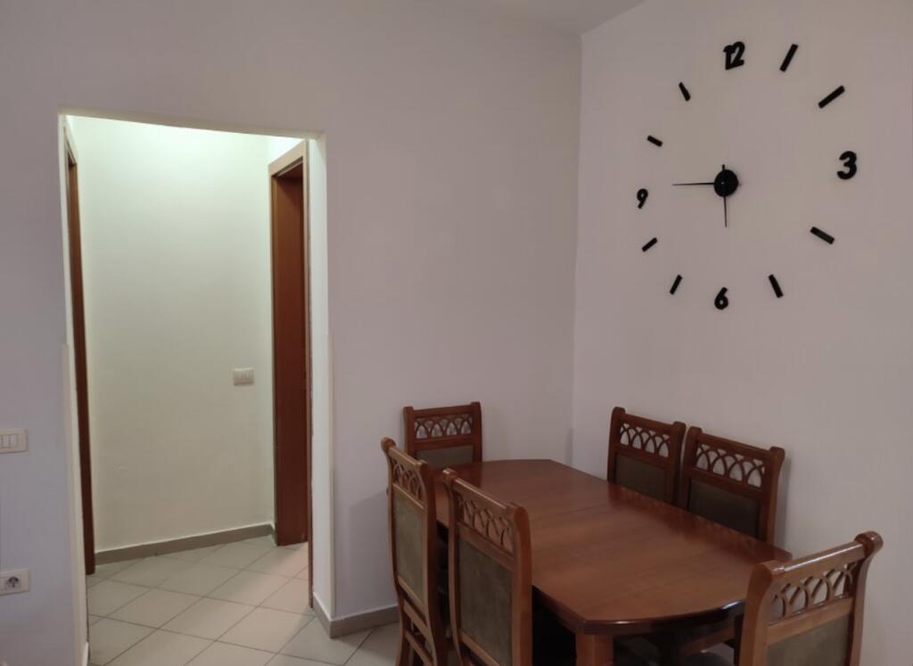 Jepet apartament 1+1 tek Xhamia e Tabakeve