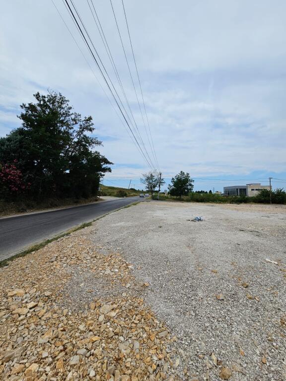 🏢 Capannone + Ufficio in Affitto – 5000 m² di Terreno sulla Strada Plepa–Ndroq