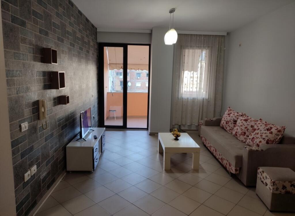 Jepet apartament 1+1 tek Xhamia e Tabakeve