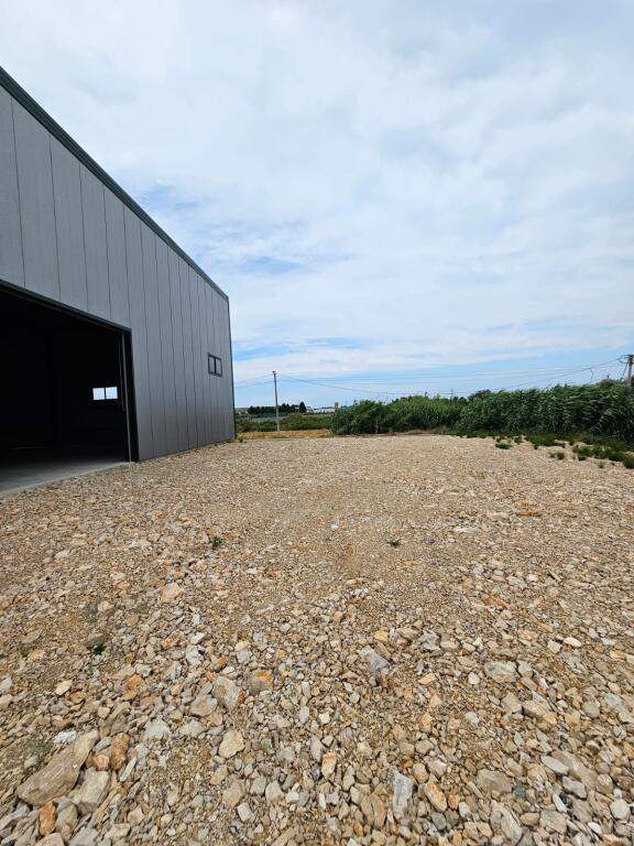 🏢 Capannone + Ufficio in Affitto – 5000 m² di Terreno sulla Strada Plepa–Ndroq