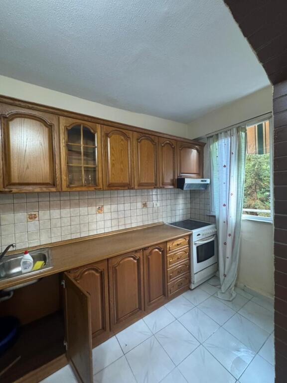 Affittasi appartamento 1+1 Via Kavajes, vicino al condor center, vicino al bar xhino Prezzo: 400 mila lek