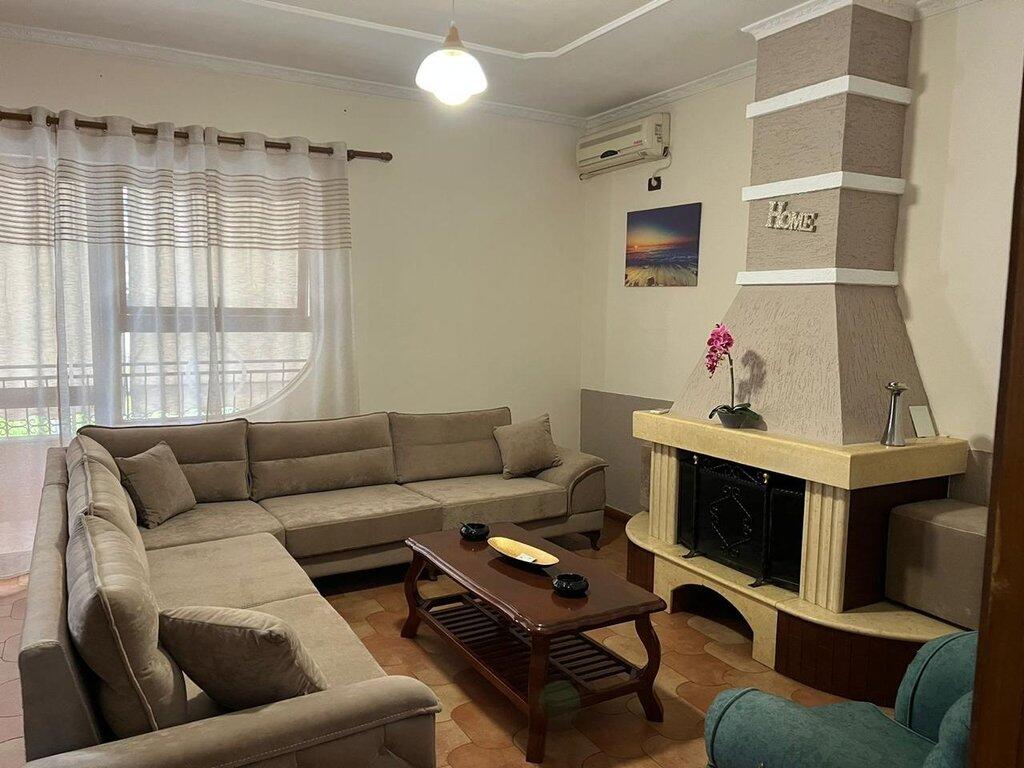 Jepet me qera Apartament 2+1 te Gjimnazi Petro Nini !