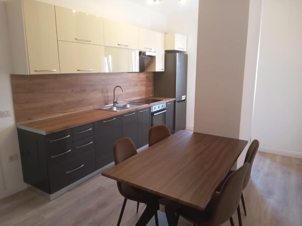 🏢Ne zonen e Rr.Bardhyl,prane Shkolles"Kongresi i Lushnjes"jepet me qera apartament 2+1+2,i mobiluar 70,000Leke