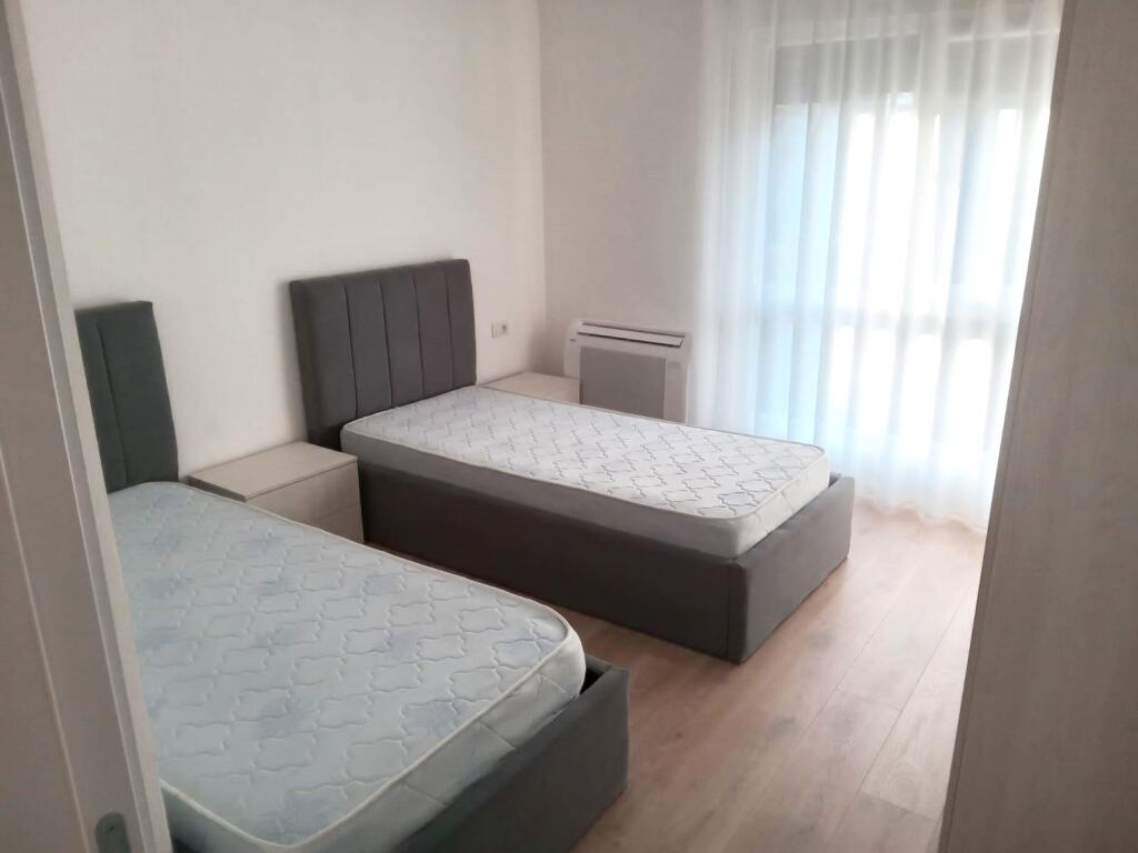 🏢Ne zonen e Rr.Bardhyl,prane Shkolles"Kongresi i Lushnjes"jepet me qera apartament 2+1+2,i mobiluar 70,000Leke