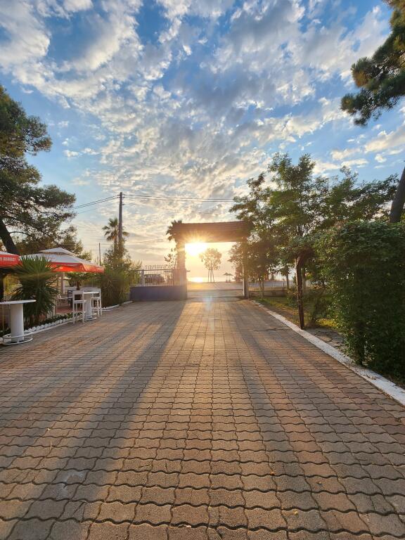 IN VENDITA: Appartamento 1+1 a Shëngjin – 66 m² (🍹 Resort Fjord Kune) ⛱️ Fronte Mare con Vista Mare – Prezzo €85.000 🌋 Complesso Nuovo, Consegna 2025