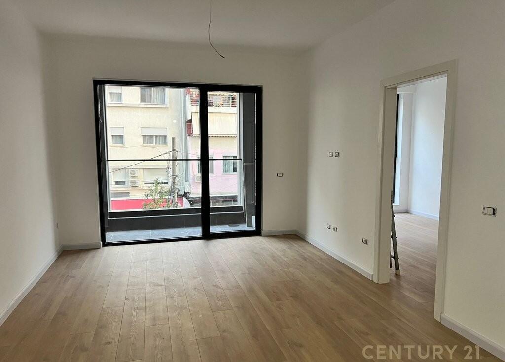 Zyra me qira në një objekt modern pranë Olimpikut, te Komuna e Parisit 700 € /Muaj
