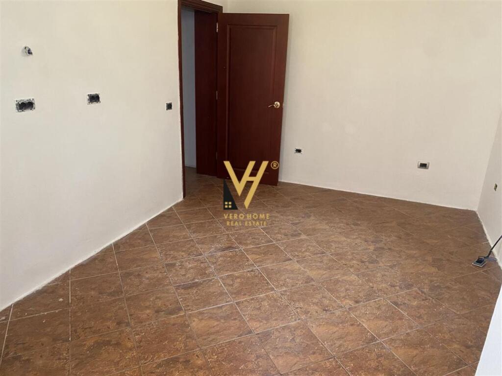 JEPET ZYRE 50 M2 ME QIRA TE BLLOKU 650 EURO