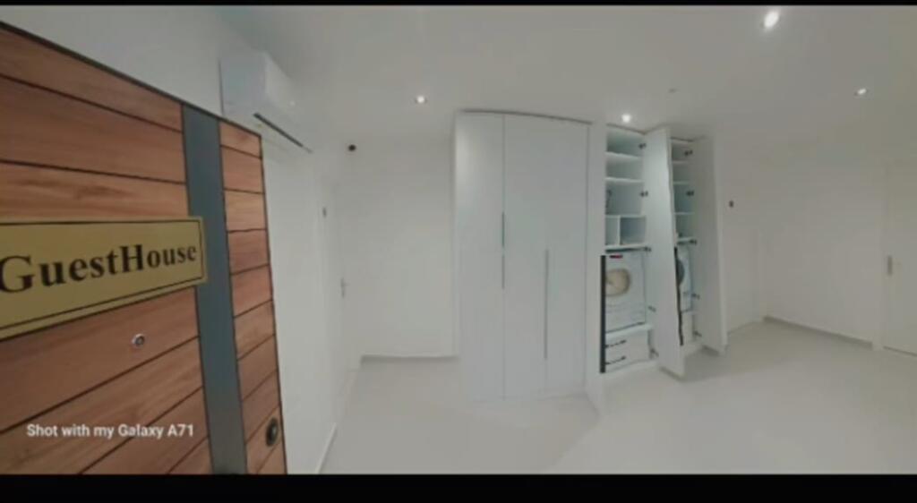 Jepet me qera apartament 3+1,170 m²,te Shkolla e Baletit,perballe BKT.