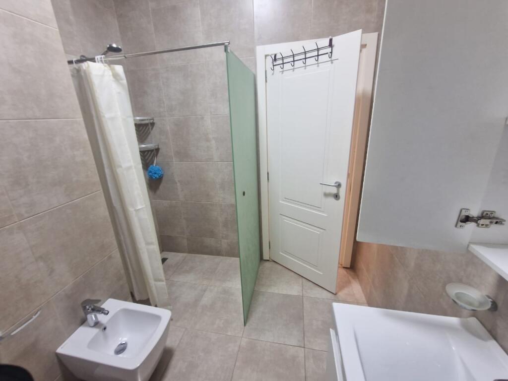 Jepet me qera apartament lluksoz 2+1+2 tualete te Tregu Dinamo.
