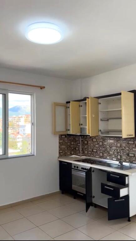🏢Nella zona di 5 Maj, dopo Concord Center, si affitta appartamento 1+1, parzialmente arredato 35.000 Leke
