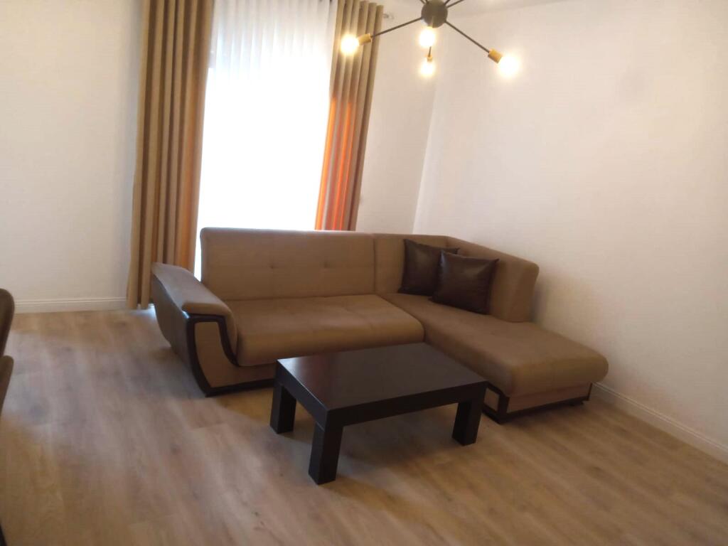 🏢Ne zonen e Rr.Bardhyl,prane Shkolles"Kongresi i Lushnjes"jepet me qera apartament 2+1+2,i mobiluar 70,000Leke