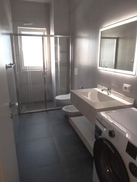 🏢Ne zonen e Rr.Bardhyl,prane Shkolles"Kongresi i Lushnjes"jepet me qera apartament 2+1+2,i mobiluar 70,000Leke