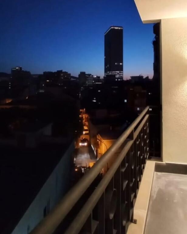 Jepet me qera apartament 3+1,170 m²,te Shkolla e Baletit,perballe BKT.