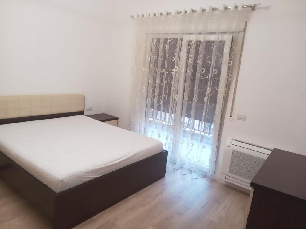 🏢Ne zonen e Rr.Bardhyl,prane Shkolles"Kongresi i Lushnjes"jepet me qera apartament 2+1+2,i mobiluar 70,000Leke