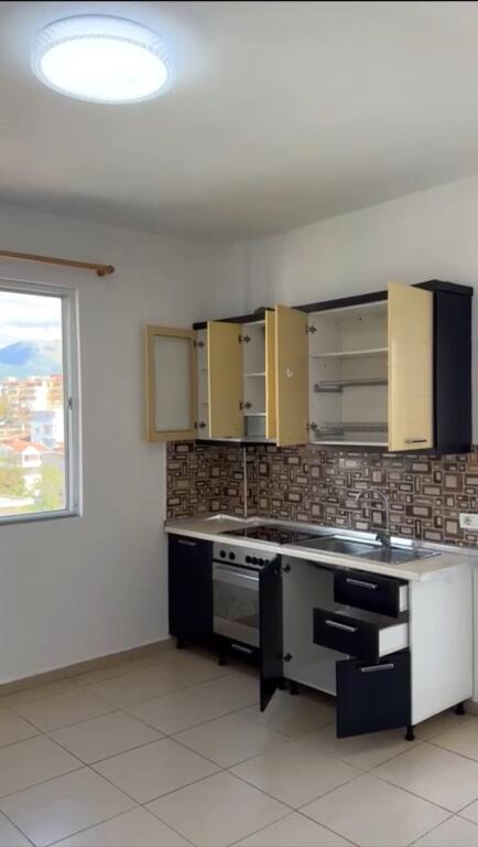 🏢Nella zona di 5 Maj, dopo Concord Center, si affitta appartamento 1+1, parzialmente arredato 35.000 Leke