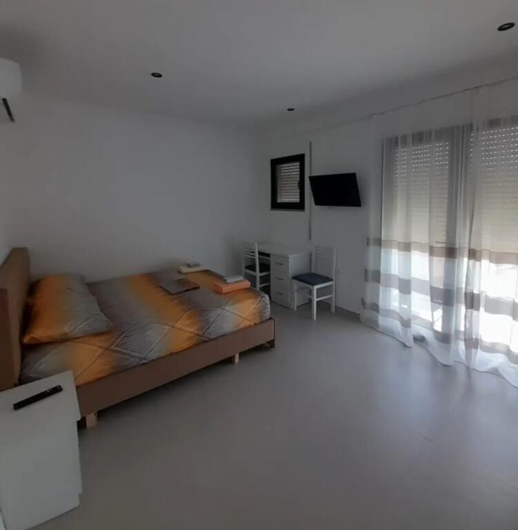Jepet me qera apartament 3+1,170 m²,te Shkolla e Baletit,perballe BKT.