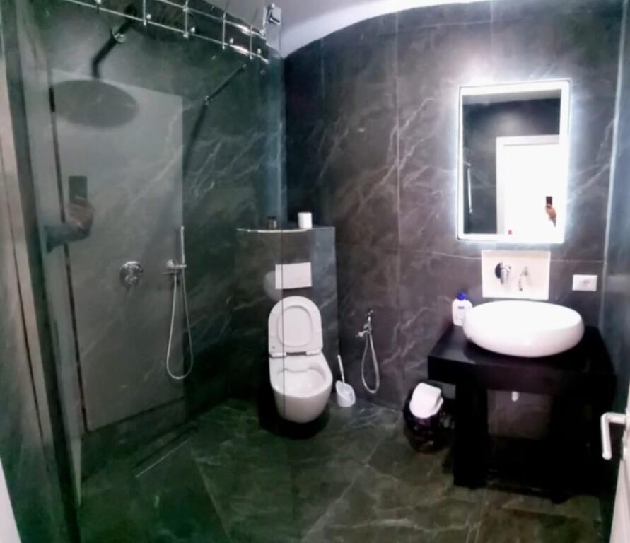 Jepet me qera apartament 3+1,170 m²,te Shkolla e Baletit,perballe BKT.