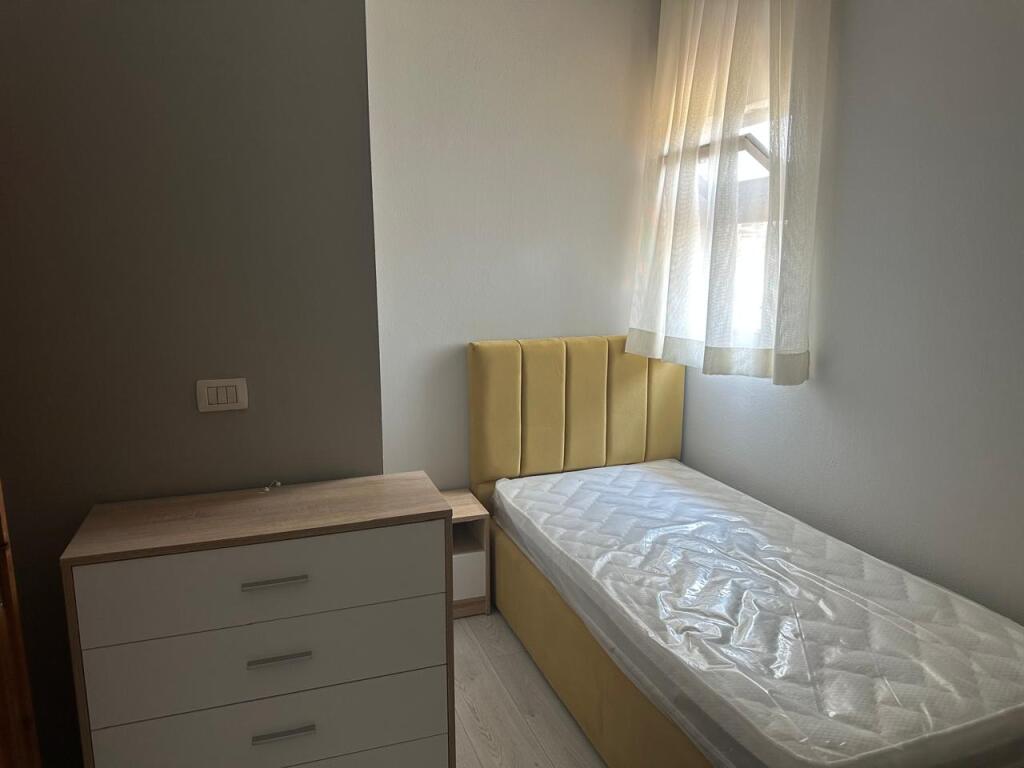 Jepet apartament 2+1 me qira tek Materniteti i Ri!