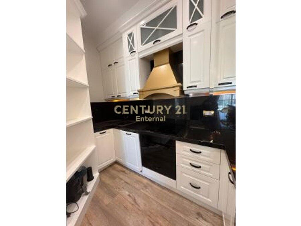 ✨ Appartamento 2+2 con Posto Auto – Ambasciatore 3, Eleganza e Sicurezza nel Centro di Tirana!