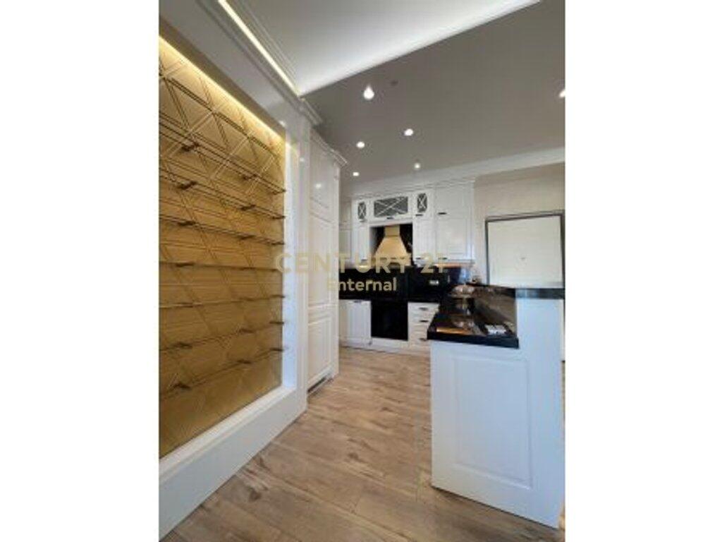 ✨ Appartamento 2+2 con Posto Auto – Ambasciatore 3, Eleganza e Sicurezza nel Centro di Tirana!