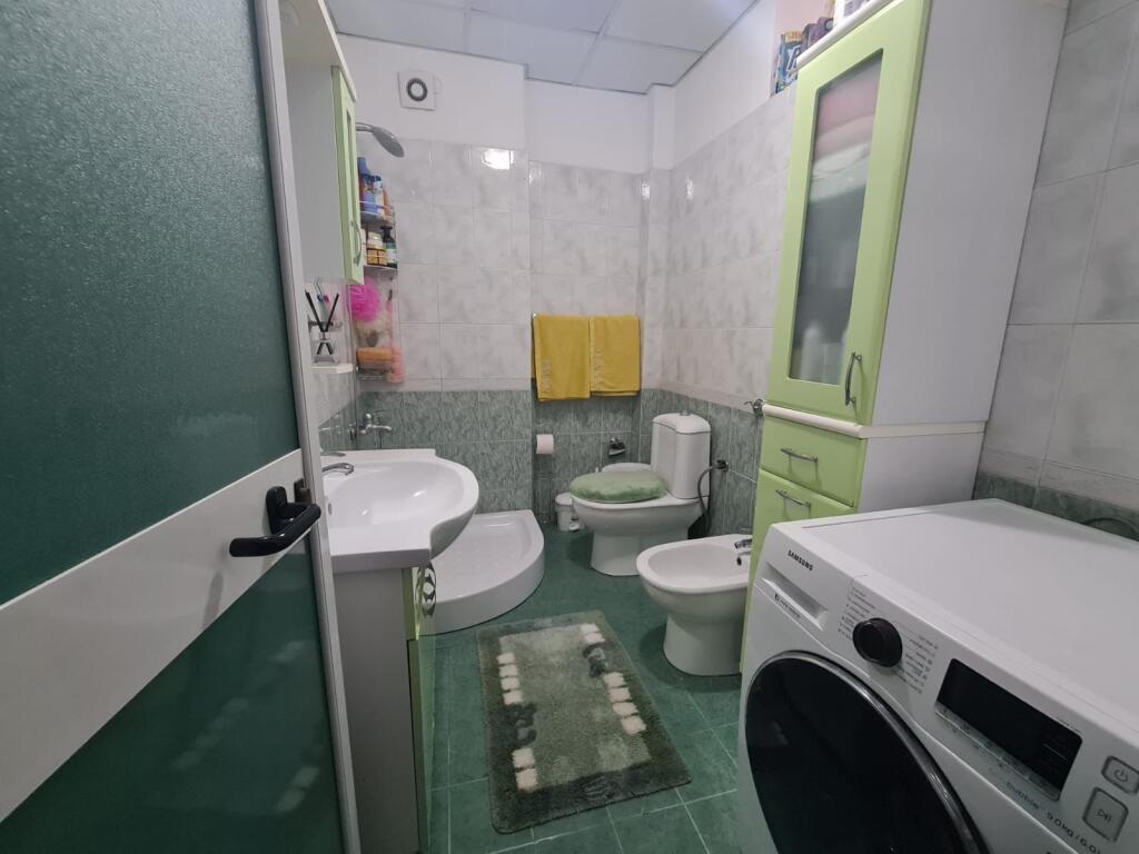 Via Kongresi i Manastirit, di fronte alla Scuola Superiore “Andon Zako Cajupi”, affittasi appartamento arredato 1+1, 55.000 Leke     