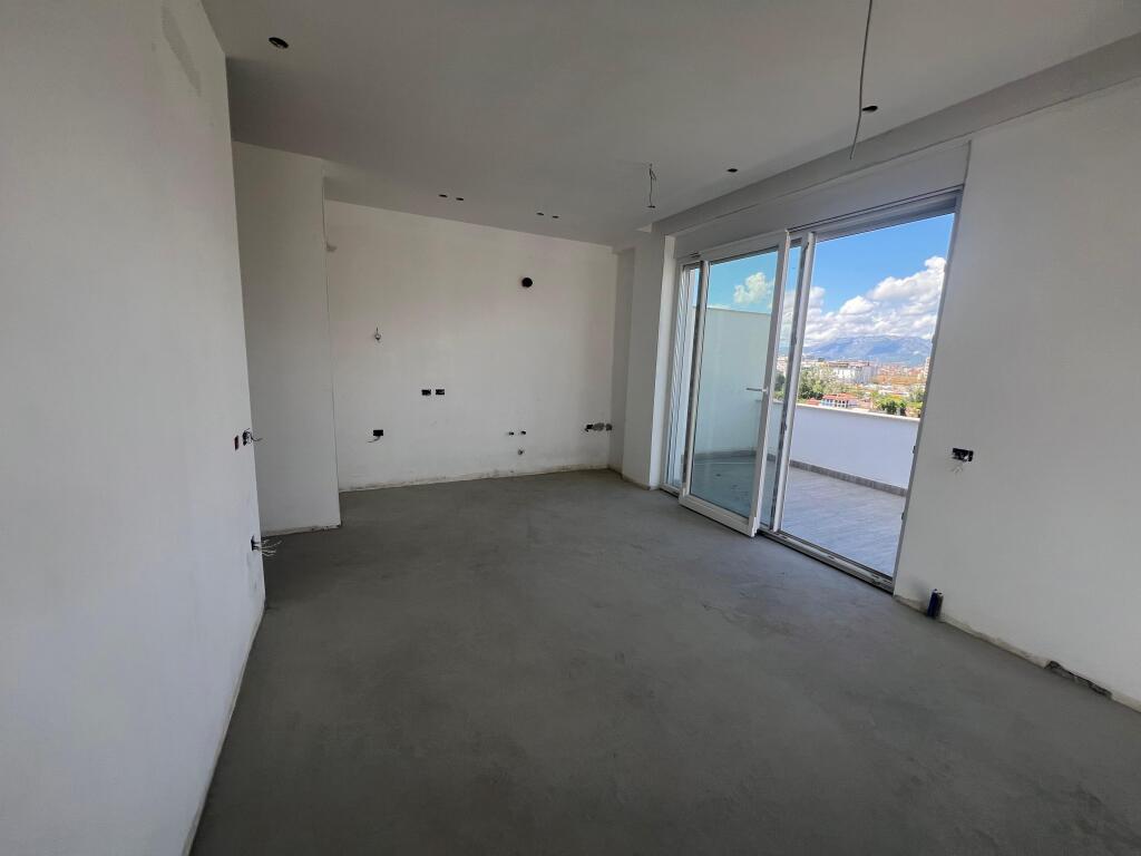 Shitet Apartament 2+1 me Verandë – Astir
