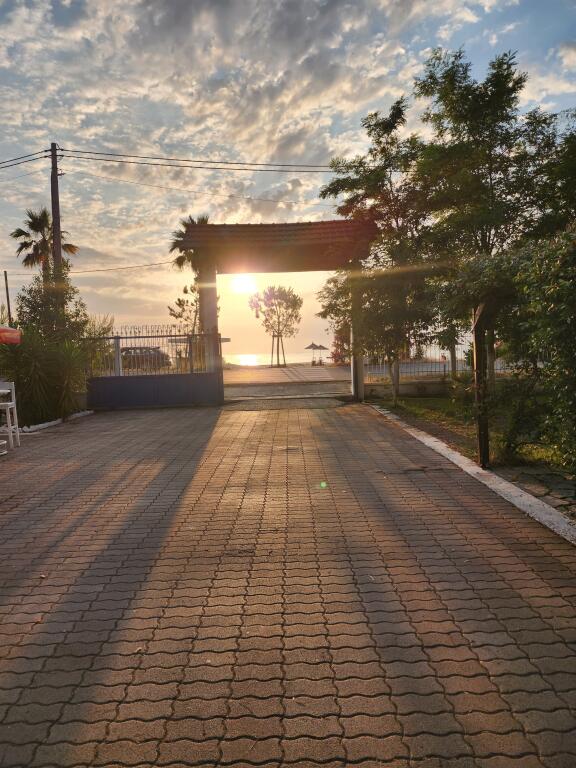 IN VENDITA: Appartamento 1+1 a Shëngjin – 66 m² (🍹 Resort Fjord Kune) ⛱️ Fronte Mare con Vista Mare – Prezzo €85.000 🌋 Complesso Nuovo, Consegna 2025