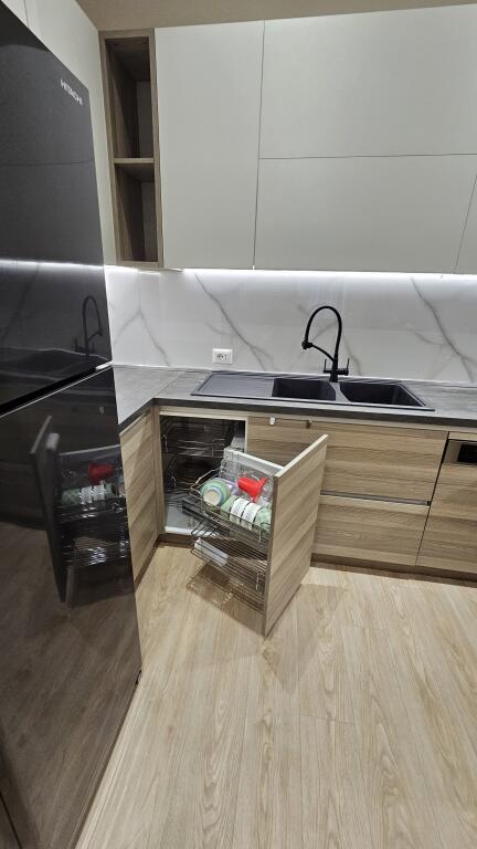 JEPET ME QERA APARTAMENT 3+1 1200 EURO RRUGA PETI LIQENI