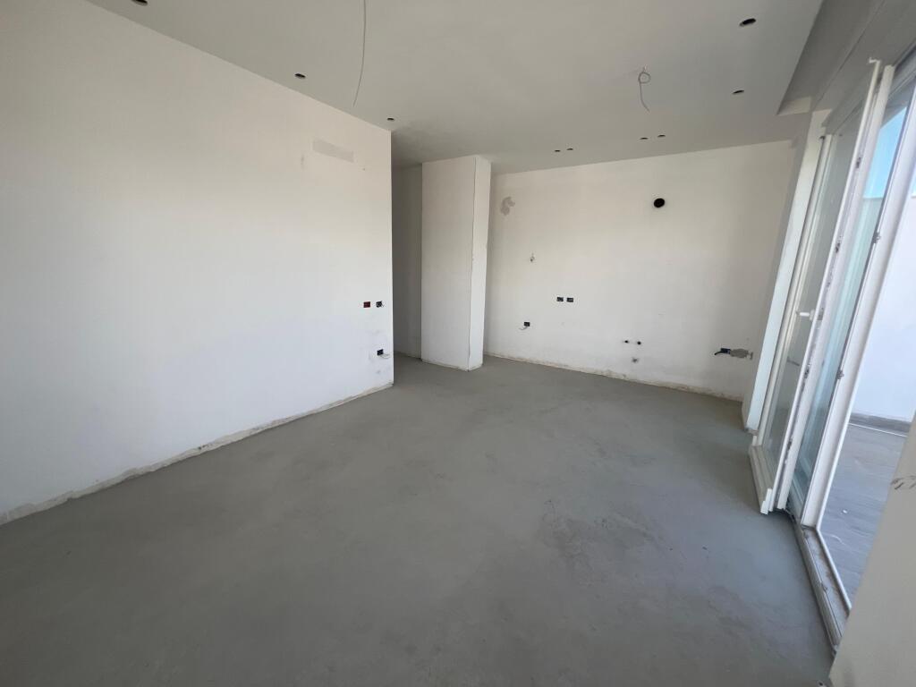 Shitet Apartament 2+1 me Verandë – Astir