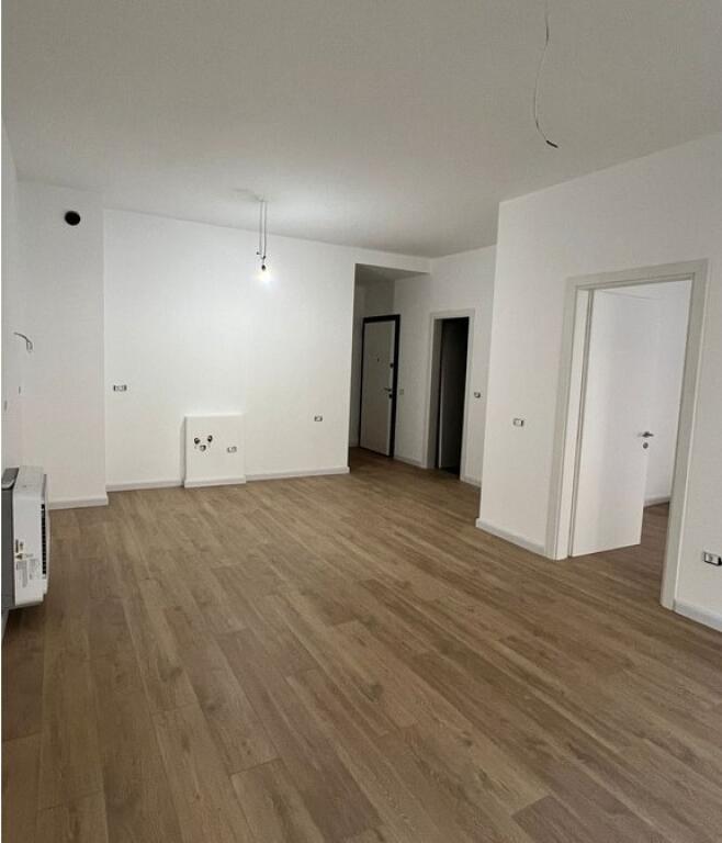 Zyre me qera në një objekt modern pranë Olimpikut, te Komuna e Parisit