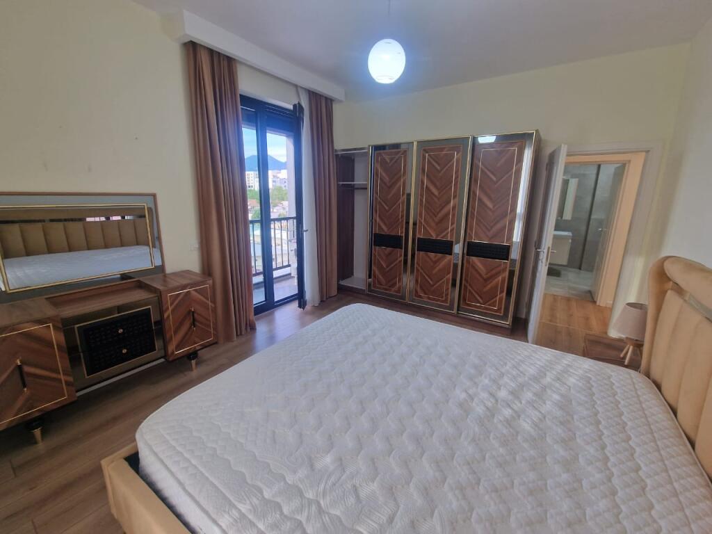 Jepet me qera apartament lluksoz 2+1+2 tualete te Tregu Dinamo.
