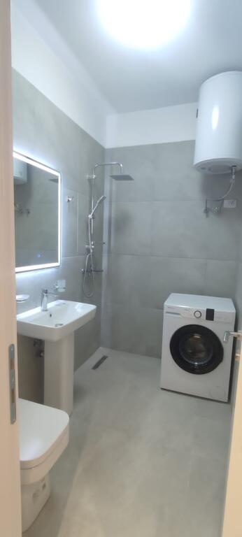 Shitet  Apartament 2+1+ballkon +tualete ( pa dritare )   ⛳️Laprake