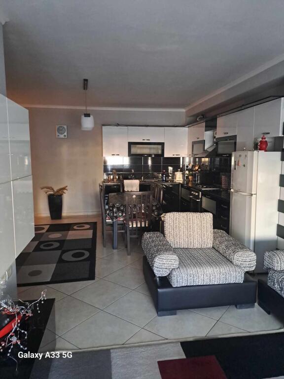 Apartament me qera 2+1 Fresk pranë Shkollës 17 Shkurti