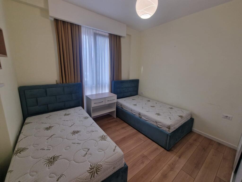 Jepet me qera apartament lluksoz 2+1+2 tualete te Tregu Dinamo.