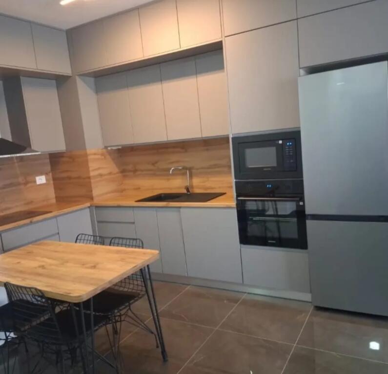 Jepet apartament 2+1+2 me qera te Golden Park Perballe Amerikan 3