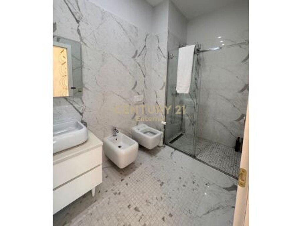 ✨ Appartamento 2+2 con Posto Auto – Ambasciatore 3, Eleganza e Sicurezza nel Centro di Tirana!