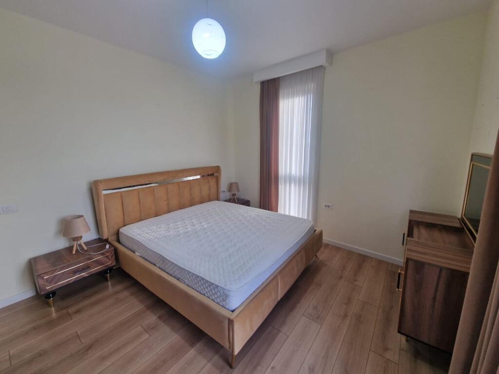 Jepet me qera apartament lluksoz 2+1+2 tualete te Tregu Dinamo.
