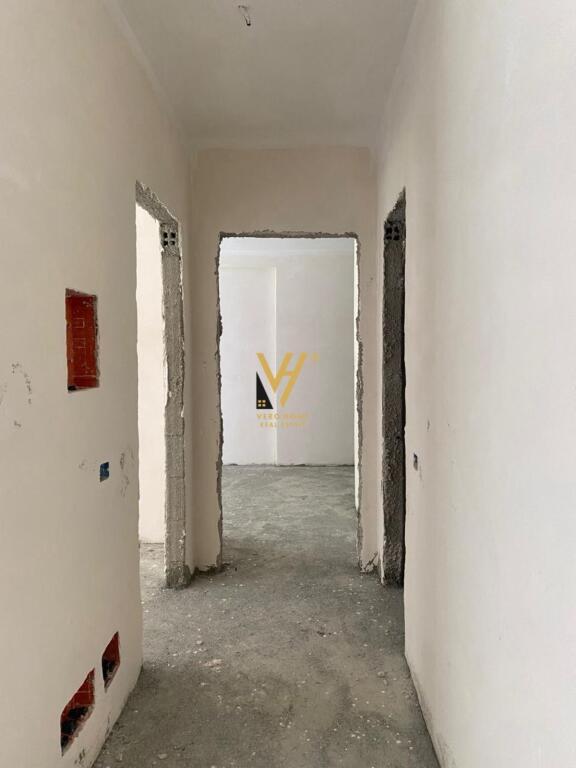 VENDESI APPARTAMENTO 2+1+2+BLK IN VIA ELBASAN 200.000 EURO