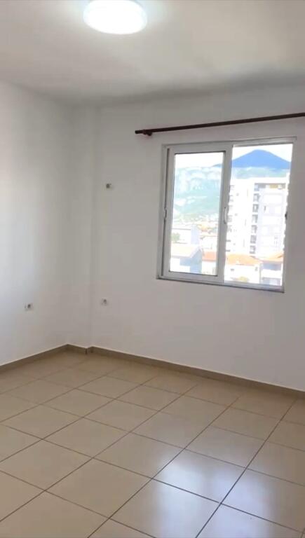 🏢Nella zona di 5 Maj, dopo Concord Center, si affitta appartamento 1+1, parzialmente arredato 35.000 Leke