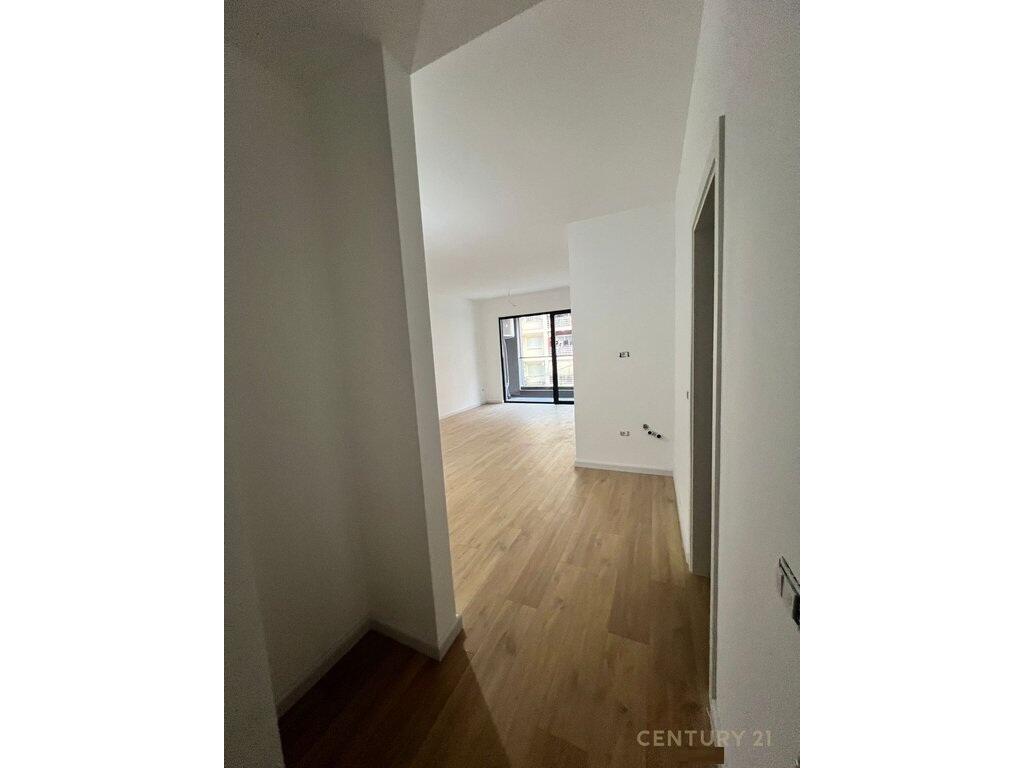 Zyra me qira në një objekt modern pranë Olimpikut, te Komuna e Parisit 700 € /Muaj
