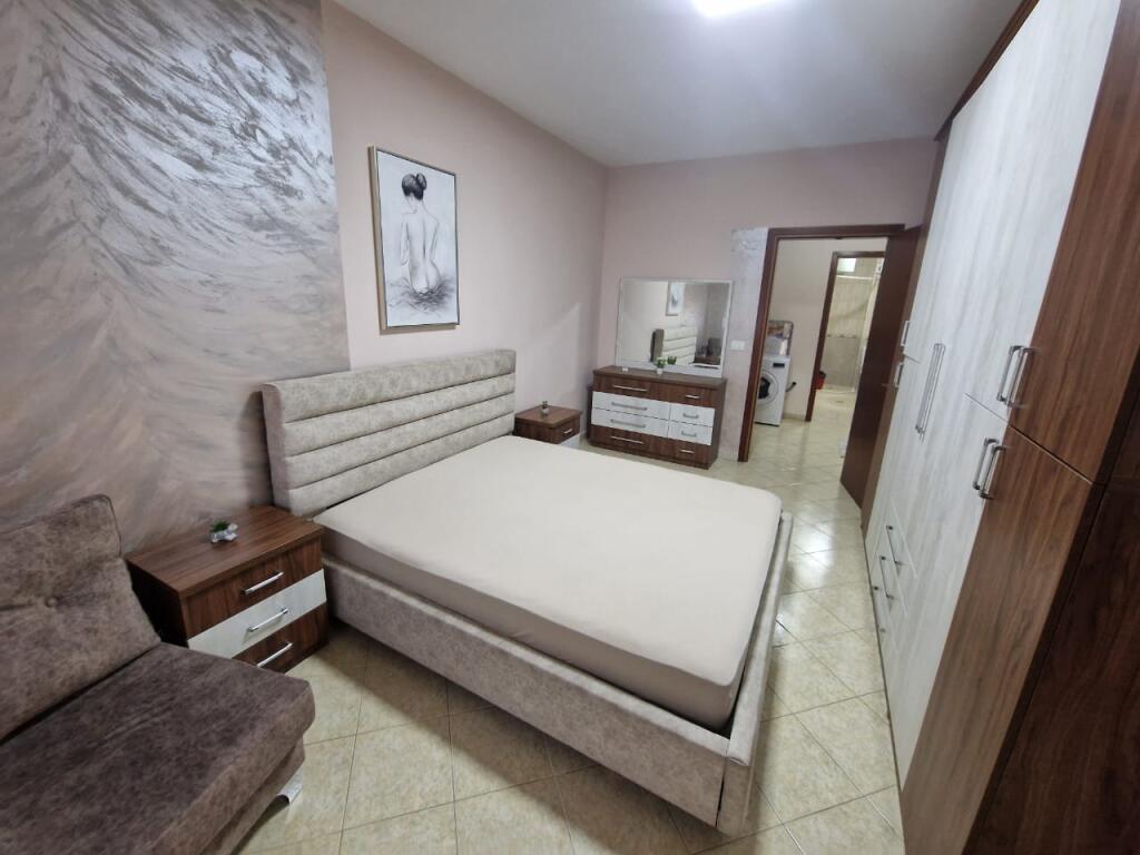 Jepet me qera apartament 2+1+2 tualete te Ish-Ekspozita "Shqiperia Sot"