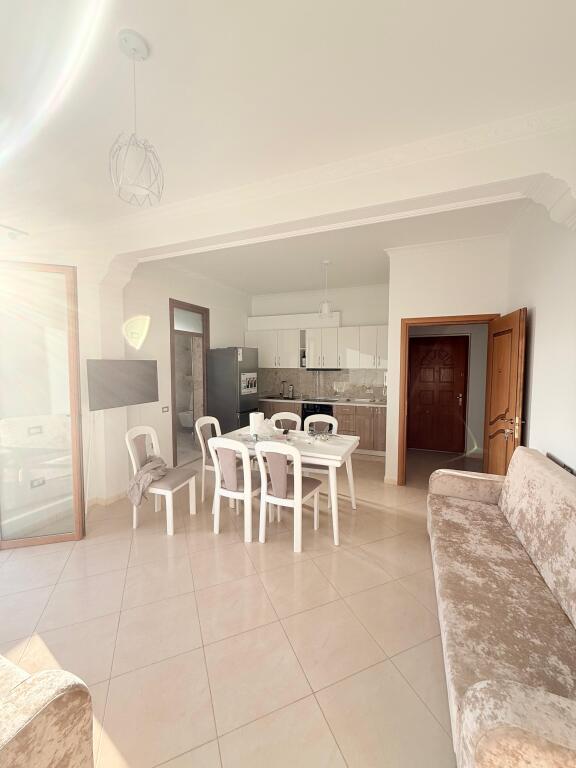 📢 APPARTAMENTO 1+1 IN AFFITTO – VICINO ALLA SCUOLA 24 MAJI, VLORE