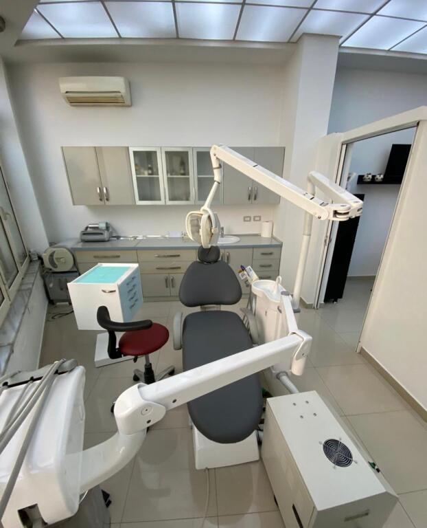 Klinike dentare me qera