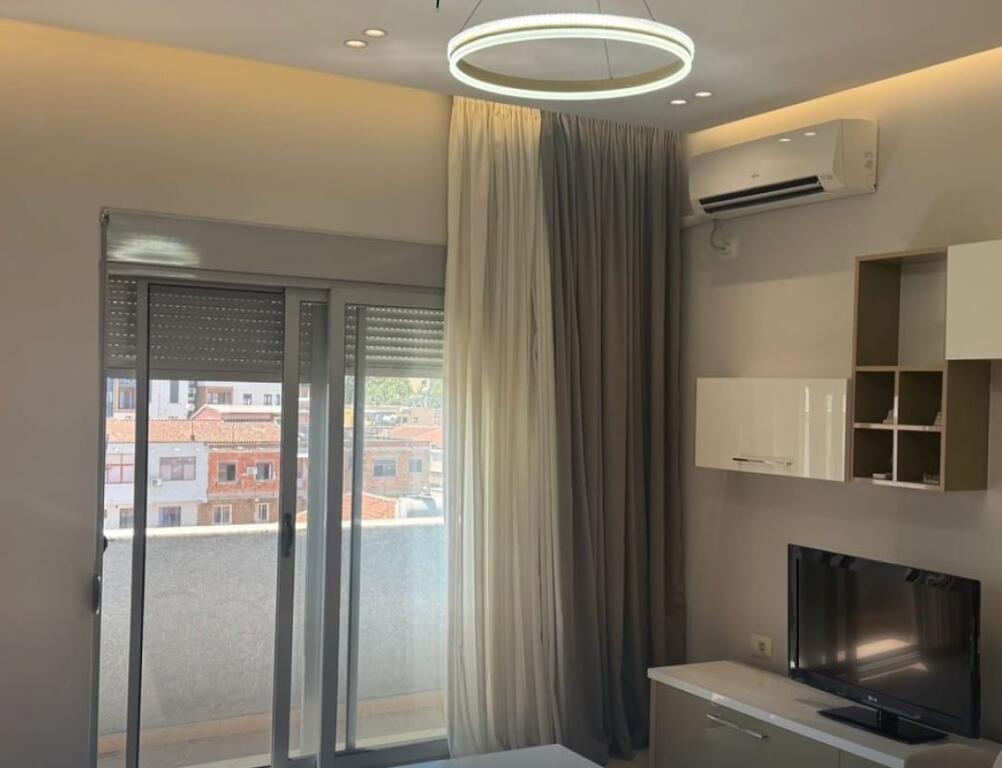 Jepet për qira nje apartament 2+1+2 banjo + 2 ballkone pranë Ministrisë së Mbrojtjes