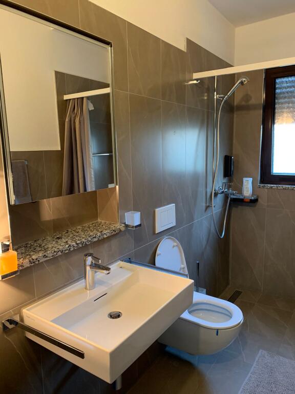 ZYRE ME QERA 70 M2 QENDER 1.500 EURO